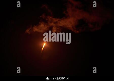 9 febbraio 2020 - lancio notturno del veicolo spaziale Solar Orbiter su un razzo Atlas V della United Launch Alliance, uno sforzo congiunto tra ESA e NASA. Foto Stock