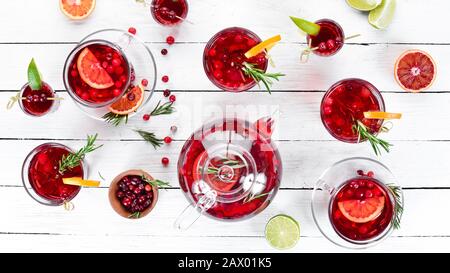 Succo di mirtillo rosso e bevande. Mirtilli, limette, rosmarino. Su sfondo bianco. Vista dall'alto. Spazio libero per il testo. Foto Stock
