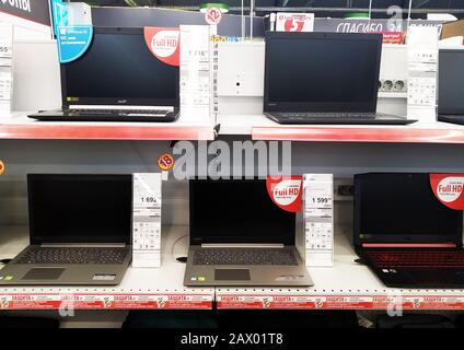 Bobruisk Belarus 19.09.2019: Vendere computer e computer portatili in un negozio di elettrodomestici ed elettronica Foto Stock