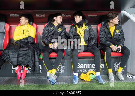 Da sinistra a destra PERICOLO organo (DO), Nico SCHULZ (DO), Giovanni REYNA (DO), Leonardo BALERDI (DO) siedono sul banco di sostituzione Calcio 1.Bundesliga, 21.matchday, Bayer 04 Leverkusen (LEV) - Borussia Dortmund (DO ) 4: 3, il febbraio 8th, 2020 a Leverkusen/Germania. ¬ | utilizzo in tutto il mondo Foto Stock