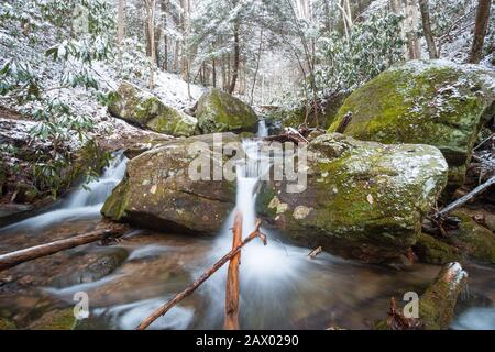 L'acqua scorre in un torrente di montagna nel centro di Appalachia, USA. Foto Stock