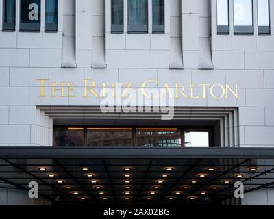 Berlino, Germania - 8 Febbraio 2020: Il Logo Del Ritz-Carlton All'Hotel In Potsdamer Platz A Berlino, Germania Foto Stock