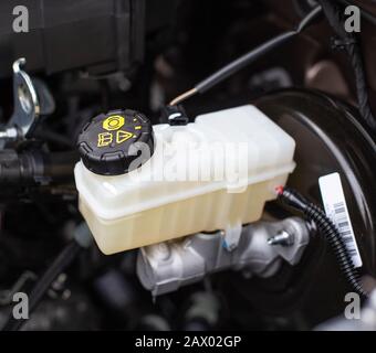 Il serbatoio con liquido freni nella vettura nel vano motore. Il concetto di impianto frenante di lavoro, sicurezza, trasporto Foto Stock