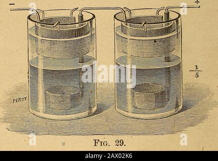 Trattato elementare su batterie elettriche . Il più grande modelloancora realizzato è di 3^ pollici di diametro e 2-^ pollici di spessore. Si comprende che, con questo spessore, la ridisposizione della cella è inversamente proporzionale alla sec-zione degli elettrodi a disco. La forma regolare dei thesecells è molto più conveniente di quella delle batterie ordinaryLiquid per i calcoli esatti. Modificando il diametro degli elettrodi e lo spessore della carta per blotting tra di essi, il resist può essere regolato a volontà. CAPITOLO II.BATTERIE A GRAVITÀ. Diversi fisici divennero posseduti, allo stesso tempo Foto Stock