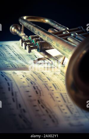 tromba sulla musica di foglio - primo piano Foto Stock