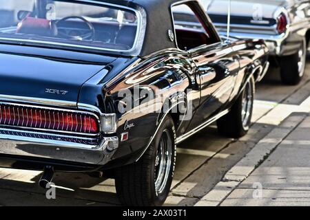 Downers GROVE, STATI UNITI - Giu 07, 2019: Un colpo dietro un vecchio stile nero classico Rambler auto a Downers Grove, Stati Uniti Foto Stock