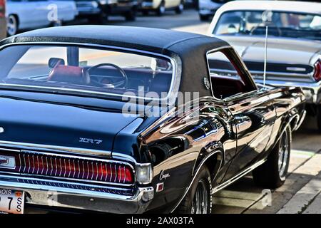 Downers GROVE, STATI UNITI - Giu 07, 2019: Un colpo dietro un vecchio stile nero classico Rambler auto a Downers Grove, Stati Uniti Foto Stock