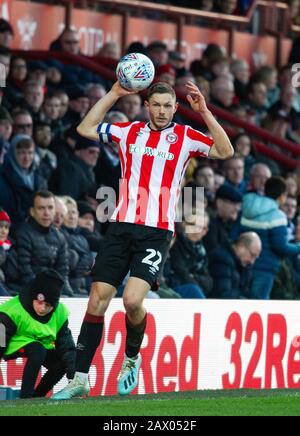 Londra, Regno Unito. 08th Feb, 2020. Henrik Dalsgaard di Brentford durante la partita Sky Bet Championship tra Brentford e Middlesbrough a Griffin Park, Londra, Inghilterra, l'8 febbraio 2020. Foto di Andrew Aleksiejczuk/prime Media Images. Credito: Prime Media Images/Alamy Live News Foto Stock