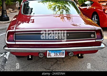 Downers GROVE, STATI UNITI - Giu 07, 2019: Una vecchia vettura rossa di Barracuda nel parcheggio di Downers Grove, Stati Uniti Foto Stock