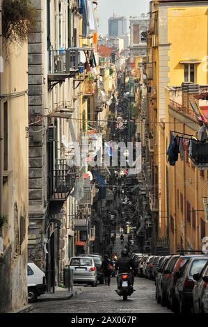 Stradine di Napoli. Vita tipica a Napoli Foto Stock