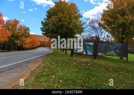 Harpers Valley, West Virginia / USA - 3 novembre 2018: Cartello d'ingresso al parco storico nazionale dei traghetti di Harpers in Virginia Occidentale. Foto Stock