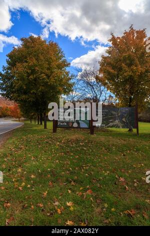 Harpers Valley, West Virginia / USA - 3 novembre 2018: Cartello d'ingresso al parco storico nazionale dei traghetti di Harpers in Virginia Occidentale. Foto Stock