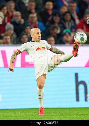Calcio Monaco - Lipsia, Monaco Di Baviera 09 Febbraio 2020. Angelino, RB Leipzig 3 FC BAYERN MUNICH - RB LEIPZIG 0-0 - DFL REGULS PROIBISCE QUALSIASI USO DI FOTOGRAFIE come SEQUENZE DI IMMAGINI e/o QUASI-VIDEO - 1.German Soccer League , Munich, February 09, 2020. Stagione 2019/2020, Giorno Della Partita 21, Fcb, München, Red Bull, © Peter Schatz / Alamy Live News Foto Stock