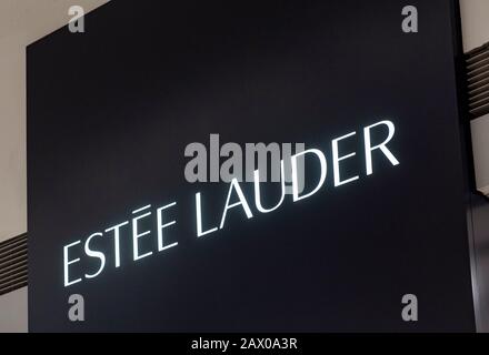 Marchio multinazionale americana di prodotti per la cura della pelle e di bellezza logo Estée Lauder visto a Hong Kong. Foto Stock
