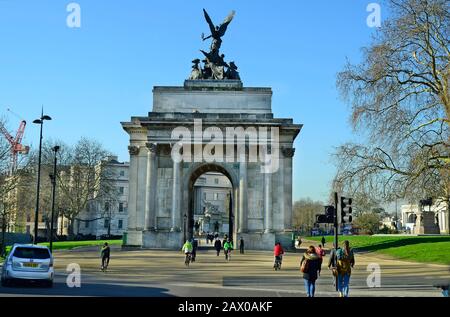 Londra, Regno Unito - 19th gennaio 2016: Persone non identificate al Wellington Arch e al memoriale australiano di guerra alle spalle Foto Stock