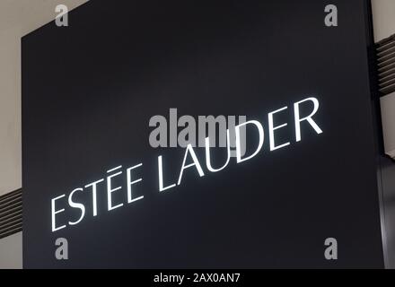 2 febbraio 2020, Hong Kong, Cina: Marchio multinazionale americana di prodotti per la cura della pelle e di bellezza EstÃ©e Lauder visto a Hong Kong. (Credit Image: © Budrul Chukrut/SOPA Images via ZUMA Wire) Foto Stock