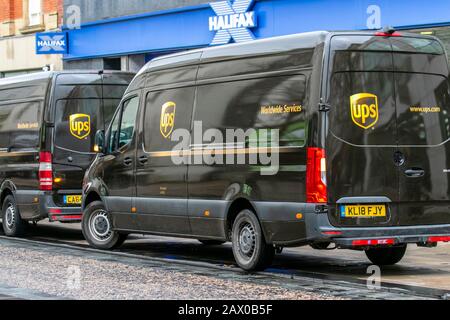 UPS furgone sicuro per la consegna dei pacchi parcheggiato a Fishergate, Preston, Regno Unito Foto Stock