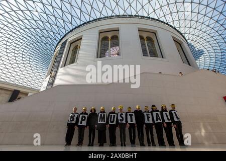 Manifestazione "BP must fall" al British Museum contro il continuo investimento della BP nei combustibili fossili, 18 febbraio 2020, Lonon, Regno Unito Foto Stock