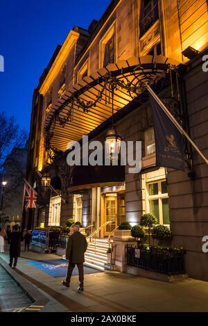 Il Ritz Hotel, un hotel a 5 stelle in un edificio neoclassico, Piccadilly, Londra, Inghilterra, Regno Unito Foto Stock
