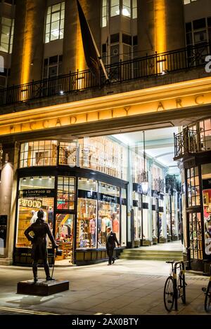 Piccadilly Arcade, un famoso punto di riferimento che corre tra Piccadilly e Jermyn Street, aperto nel 1909, e designato un edificio classificato di grado II. IT com Foto Stock