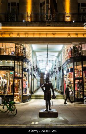 Piccadilly Arcade, un famoso punto di riferimento che corre tra Piccadilly e Jermyn Street, aperto nel 1909, e designato un edificio classificato di grado II. IT com Foto Stock