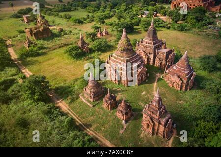 Bagan, Myanmar (Birmania), veduta aerea di antichi templi e pagode al tramonto. Foto Stock
