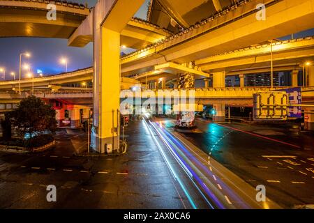 Un interscambio autostradale che attraversa il centro di Shanghai, Cina. Foto Stock