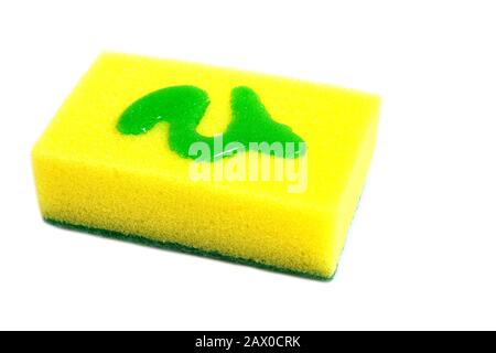 Spugna di schiuma gialla con detersivo per piatti verde su fondo bianco Foto Stock