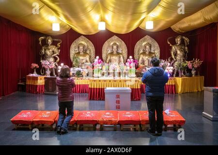 La gente che prega ad un altare nel Tempio di Jing'an, Shanghai, Cina Foto Stock