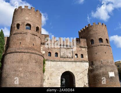 Porta San Paolo Nelle Mura Aureliane. Roma, Italia. Foto Stock