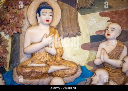 Dipinti buddisti meravigliosamente dettagliati nel Tempio di Jing'an, Shanghai, Catene Foto Stock
