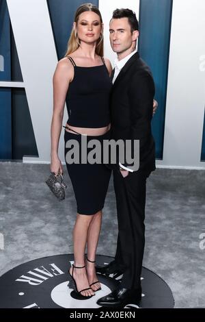 Beverly HILLS, LOS ANGELES, CALIFORNIA, Stati Uniti d'America - FEBBRAIO 09: Modello Behati Prinsloo e marito/cantante Adam Levine arrivano al 2020 Vanity Fair Oscar Party tenutosi al Wallis Annenberg Center for the Performing Arts il 9 febbraio 2020 a Beverly Hills, Los Angeles, California, Stati Uniti. (Foto Di Xavier Collin/Agenzia Stampa Immagini) Foto Stock