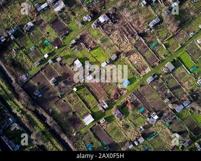 Allotment in inglese. Foto del drone aereo che guarda verticalmente su allotment full-frame distesi a febbraio. Foto Stock