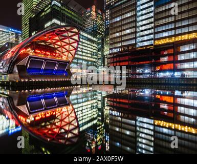 Il ristorante Big Easy di Poplar, Canary Wharf, circondato da banche aziendali Foto Stock