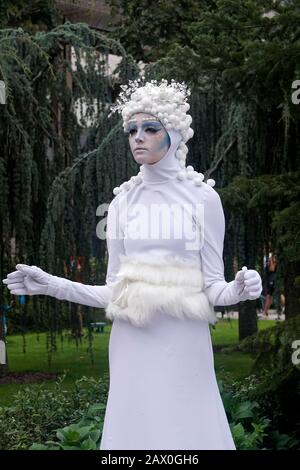 Timisoara, Romania- 09.06.2019 la statua vivente di una dea dell'inverno o del ghiaccio. Donna vestita con un abito bianco posa come una statua umana realistica indossata Foto Stock