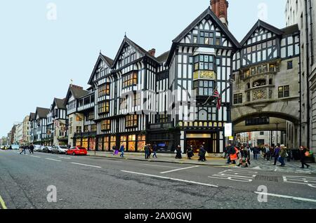 Londra, Regno Unito - 17th gennaio 2016: Grandi magazzini People and Liberty non identificati con orologio su arco in Great Marlborough Street Foto Stock