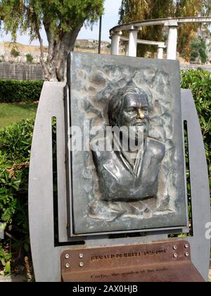 Broze memoriale a Gerald Durrell con il naso lucido dove i turisti superstiziosi strofinano per fortuna ai Giardini Boschetto, Spaniada, Corfu Town, Kerkyra, Grecia Foto Stock