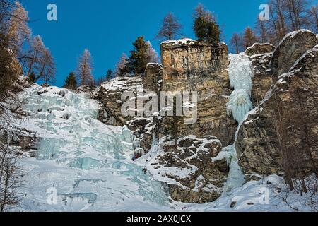 Italia Valle d'Aosta - val di Rhemes - Panoramica delle cascate completamente congelate dell'Entrelor: In inverno sono frequentate da scalatori che amano l'arrampicata su ghiaccio. Foto Stock