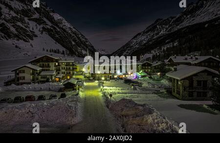 Italia Valle D'Aosta Val di Rhemes - una veduta notturna della città di Rhemes Notre Dame e della Val di Rhemes. In fondo al centro della valle si può vedere in lontananza il Grand Combin che segna il confine con la Svizzera. Foto Stock