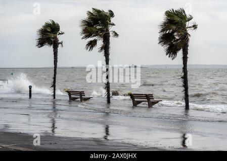 Southend on Sea, Essex, Regno Unito. 10th Feb, 2020. La coda della tempesta Ciara combinata con un'alta marea ha infranto le difese del mare lungo l'Esplanade occidentale della città causando la chiusura della strada Foto Stock