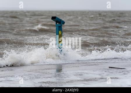 Southend on Sea, Essex, Regno Unito. 10th Feb, 2020. La coda della tempesta Ciara combinata con un'alta marea ha infranto le difese del mare lungo l'Esplanade occidentale della città. Telescopio con messaggio si può vedere il mare Foto Stock