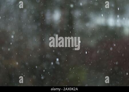 Glasgow, Regno Unito. 10th Feb, 2020. Tempesta Ciara ancora in gran parte del Regno Unito. Glasgow ha visto bande di grandine tempeste, con neve tra vento e brevi calme zone. Credito: Colin Fisher/Alamy Live News Foto Stock