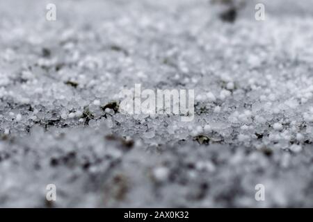 Glasgow, Regno Unito. 10th Feb, 2020. Tempesta Ciara ancora in gran parte del Regno Unito. Glasgow ha visto bande di grandine tempeste, con neve tra vento e brevi calme zone. Credito: Colin Fisher/Alamy Live News Foto Stock