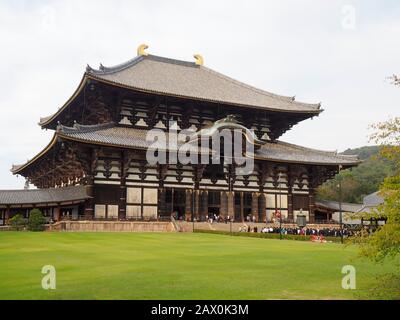 Nara, Giappone - 15 ottobre 2018: Grande Buddha Hall (Daibutsuden) di Tōdai-ji (Tempio Grande Orientale), un tempio buddista complesso nella città di Nara, Giappone. Foto Stock