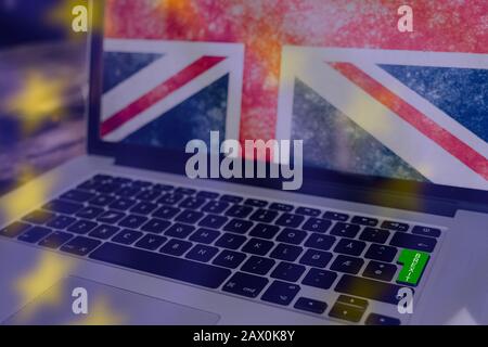 Pulsante verde sul computer per brexit, jack Unione sullo schermo e le stelle dalla bandiera UE come overlay trasparente Foto Stock