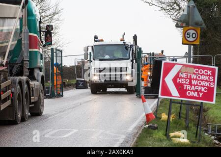 Harefield, Regno Unito. 8 Febbraio 2020. Ai camion in coda è consentito l'accesso parziale attraverso un blocco stradale implementato dagli ingegneri HS2 su Harvil Road nella Valle di Colne per eseguire lavori di abbattimento degli alberi per il progetto ferroviario ad alta velocità. Gli attivisti ambientali hanno impedito il abbattimento degli alberi da parte di HS2. Credit: Mark Kerrison/Alamy Live News Foto Stock