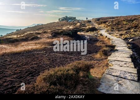 Restaurato, sentiero pavimentato attraverso torba erosa su Kinder Scout, Peak District National Park Foto Stock