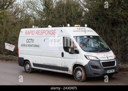 Harefield, Regno Unito. 8 Febbraio 2020. Un veicolo di sorveglianza TVCC a risposta rapida è utilizzato da HS2 su Harvil Road nella Valle di Colne per monitorare gli attivisti ambientali da Save the Colne Valley, Stop HS2 e Extinction Rebellion cercando di impedire la costruzione di alberi per il progetto ferroviario ad alta velocità. Credit: Mark Kerrison/Alamy Live News Foto Stock