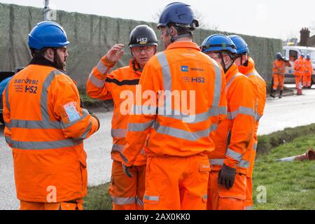 Harefield, Regno Unito. 8 Febbraio 2020. Gli ingegneri HS2 discutono su come impedire agli attivisti ambientali di bloccare i lavori di abbattimento degli alberi per il progetto ferroviario ad alta velocità. Gli attivisti, con sede in una serie di campi di protezione della fauna selvatica nella zona, hanno utilizzato una varietà di tattiche per garantire che il lavoro di abbattimento degli alberi, per il quale sono state implementate chiusure stradali e ferroviarie, non sia stato effettuato per la durata del fine settimana per il quale era stato programmato. Credit: Mark Kerrison/Alamy Live News Foto Stock