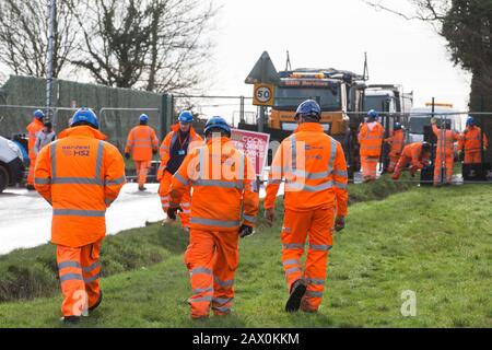 Harefield, Regno Unito. 8 Febbraio 2020. Gli ingegneri HS2 camminano lungo Harvil Road nella Colne Valley, dove è stato programmato il lavoro di abbattimento degli alberi per il collegamento ferroviario ad alta velocità. Dietro la strada si apre una chiusura. Credit: Mark Kerrison/Alamy Live News Foto Stock